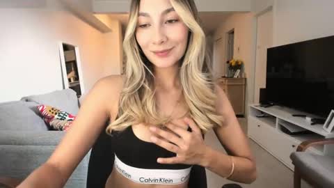 emyconneer online show from September 25, 8:49 pm