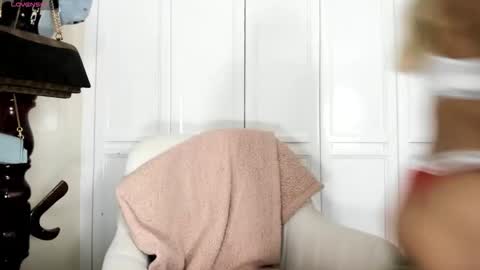 emyconneer online show from December 4, 11:37 pm