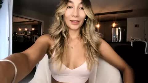 emyconneer online show from January 8, 10:37 pm