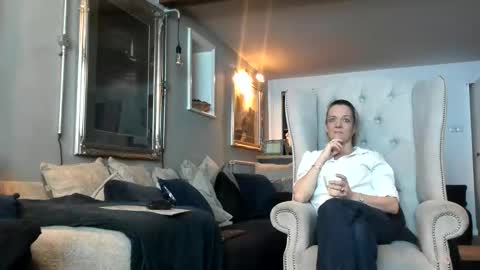 englishcouple81 online show from March 8, 5:00 am