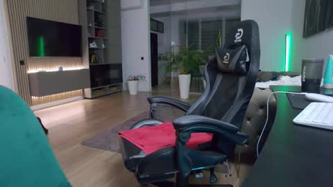 Erik online show from November 22, 8:40 pm