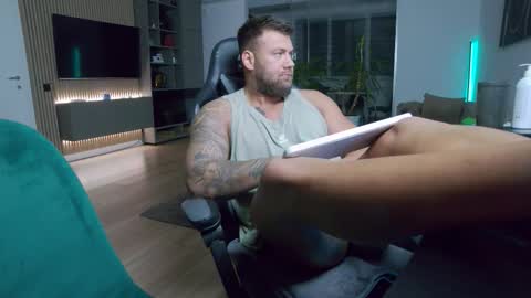 Erik online show from November 30, 9:55 pm