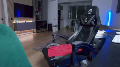 Erik online show from June 24, 9:44 pm