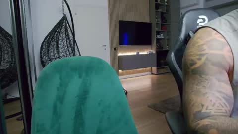 Erik online show from April 26, 7:22 pm
