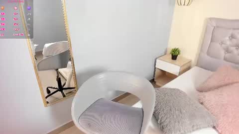 Escarlet online show from July 7, 1:59 pm