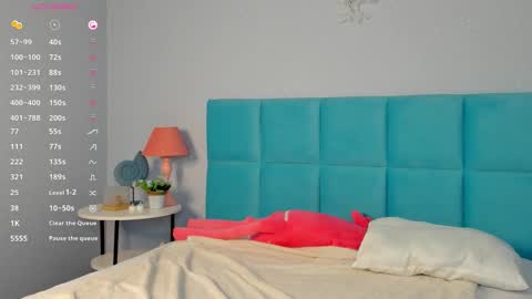 Snapshot of esme_runn chatting on October 13, 2:57 am Esme Runn online show from October 13, 2:57 am