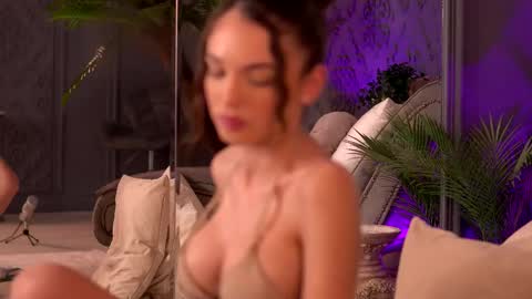 Snapshot of esmeainsley chatting on March 7, 6:35 am Raluca online show from March 7, 6:35 am