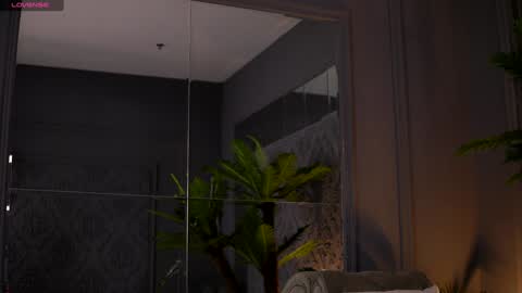 Snapshot of esmeainsley chatting on February 6, 10:53 pm Raluca online show from February 6, 10:53 pm