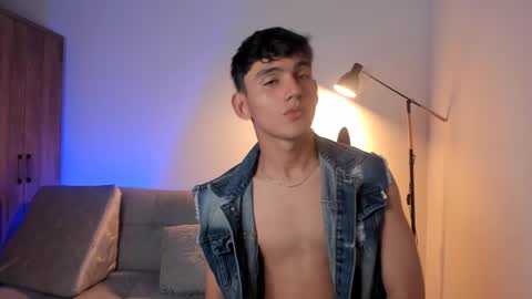 Snapshot of estebanperez_ chatting on February 17, 10:38 pm Esteban online show from February 17, 10:38 pm