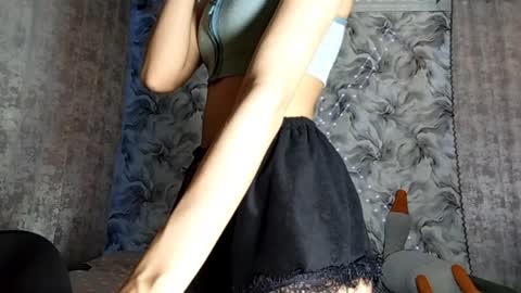 estellekirbo online show from April 2, 1:51 pm