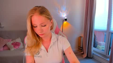 Eva Davis online show from May 3, 2:39 am