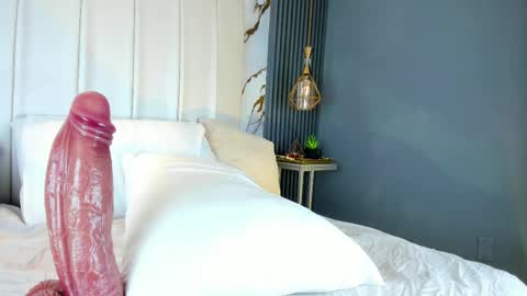 evamillins online show from February 4, 6:50 am