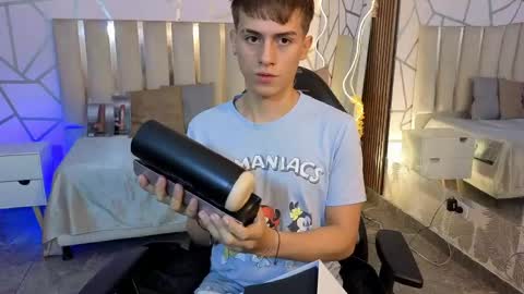evan_tay online show from April 25, 4:14 am