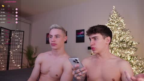 evan_white_ online show from December 31, 11:42 am