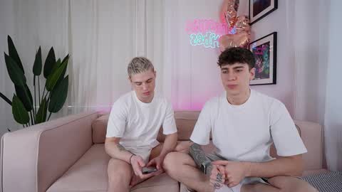 evan_white_ online show from March 9, 3:05 pm