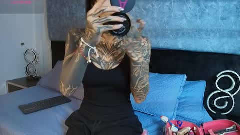 evangeline_hell online show from April 9, 10:10 am