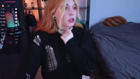 Snapshot of evaredmooon chatting on February 17, 11:23 am Moon online show from February 17, 11:23 am