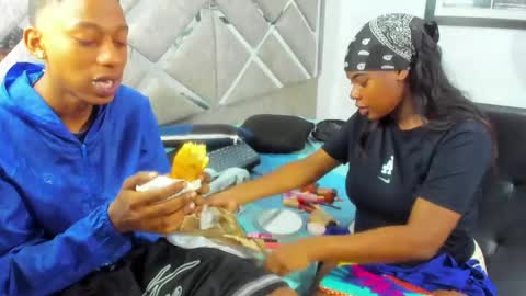 Eva And Emmanuel online show from April 25, 1:52 pm