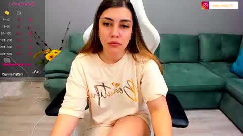 eveeevian online show from June 18, 3:39 pm