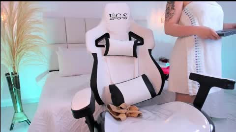 evelyn_white8 online show from February 15, 2:00 pm