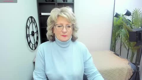 Evelyn online show from May 4, 5:14 am