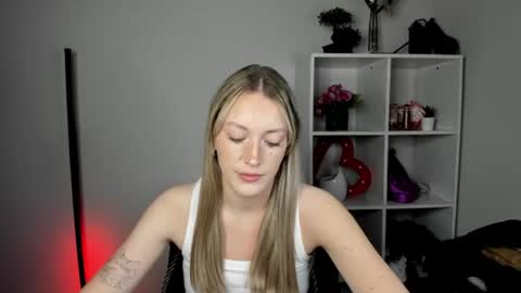 evelynblond online show from August 3, 12:44 pm