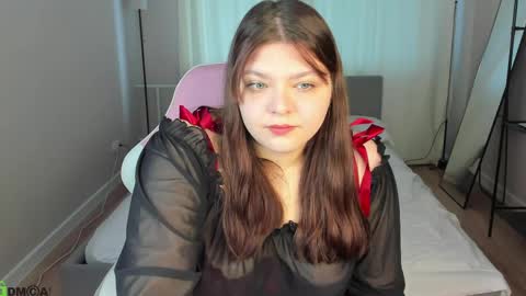 Evelyne Loo online show from May 6, 1:00 am