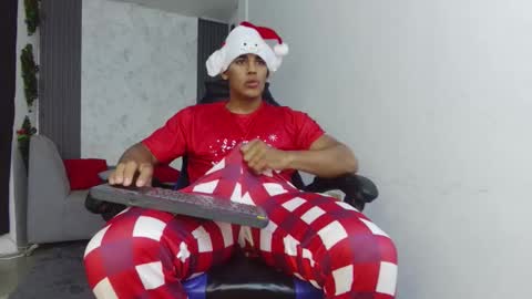 luis online show from December 4, 12:21 am