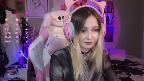 Evie online show from February 6, 9:06 pm