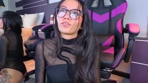 eviegothel_ online show from March 12, 2:10 pm