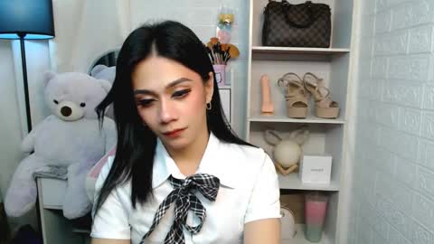 Snapshot of exotictssavie chatting on February 25, 5:19 pm exotictssavie online show from February 25, 5:19 pm