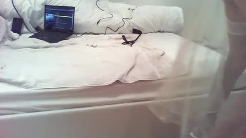 Snapshot of exquisite_elise chatting on December 19, 10:32 pm Elise online show from December 19, 10:32 pm