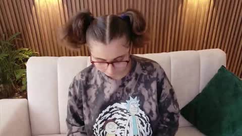 Feelena online show from November 30, 6:15 pm