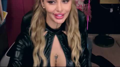 Snapshot of fetishsarah chatting on November 1, 7:57 pm Sarah online show from November 1, 7:57 pm