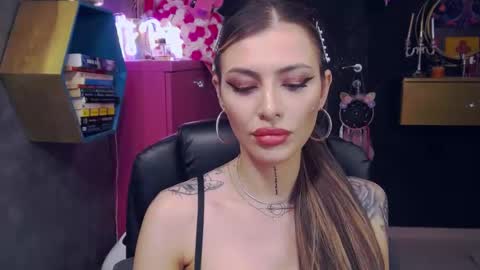 Snapshot of fetishsarah chatting on March 3, 9:05 pm Sarah online show from March 3, 9:05 pm