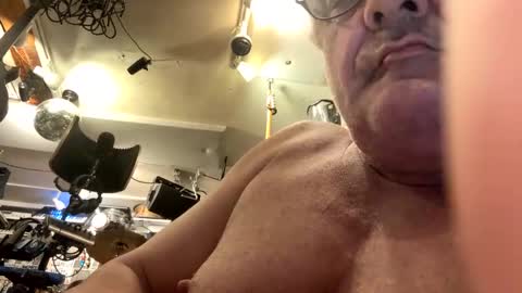 fignutz69 online show from September 24, 8:21 am