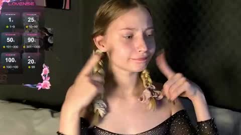 fluffy_cloude online show from July 28, 3:32 pm