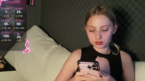 fluffy_cloude online show from August 1, 3:13 pm