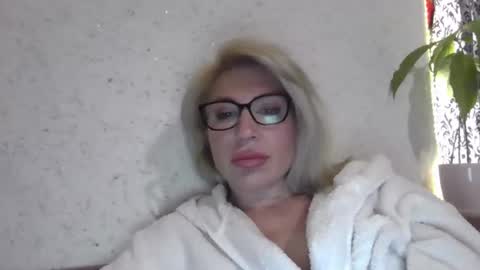 fox_red_lady7 online show from April 29, 9:19 pm