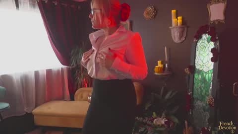 Snapshot of french_devotion chatting on October 23, 1:45 pm Louise or Lou 3 online show from October 23, 1:45 pm