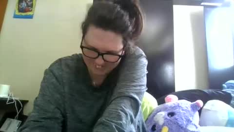 fuzzypeaches87 online show from March 3, 3:30 pm