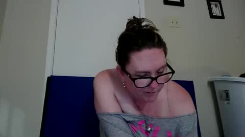 fuzzypeaches87 online show from June 11, 2:53 am