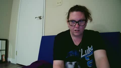 fuzzypeaches87 online show from June 15, 2:25 am