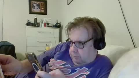 Snapshot of garyg930 chatting on October 5, 2:20 am Gary online show from October 5, 2:20 am