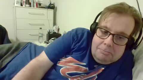 Snapshot of garyg930 chatting on October 16, 2:11 am Gary online show from October 16, 2:11 am