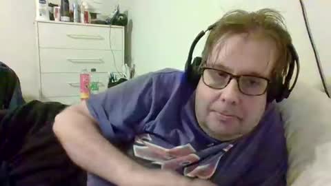 Snapshot of garyg930 chatting on October 19, 4:17 am Gary online show from October 19, 4:17 am