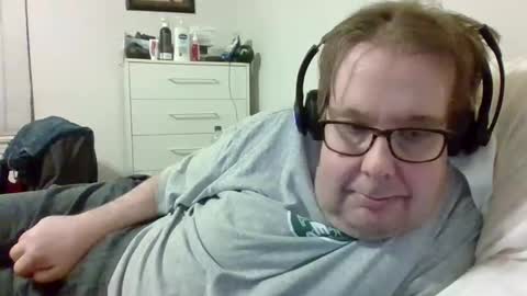 Snapshot of garyg930 chatting on October 6, 2:29 am Gary online show from October 6, 2:29 am