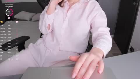 gigihadd online show from April 25, 1:13 pm