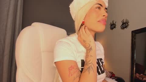 Snapshot of giovanna_oliveira chatting on October 1, 6:23 am Giovanna online show from October 1, 6:23 am