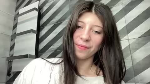 girl_cute007 online show from July 17, 10:00 pm